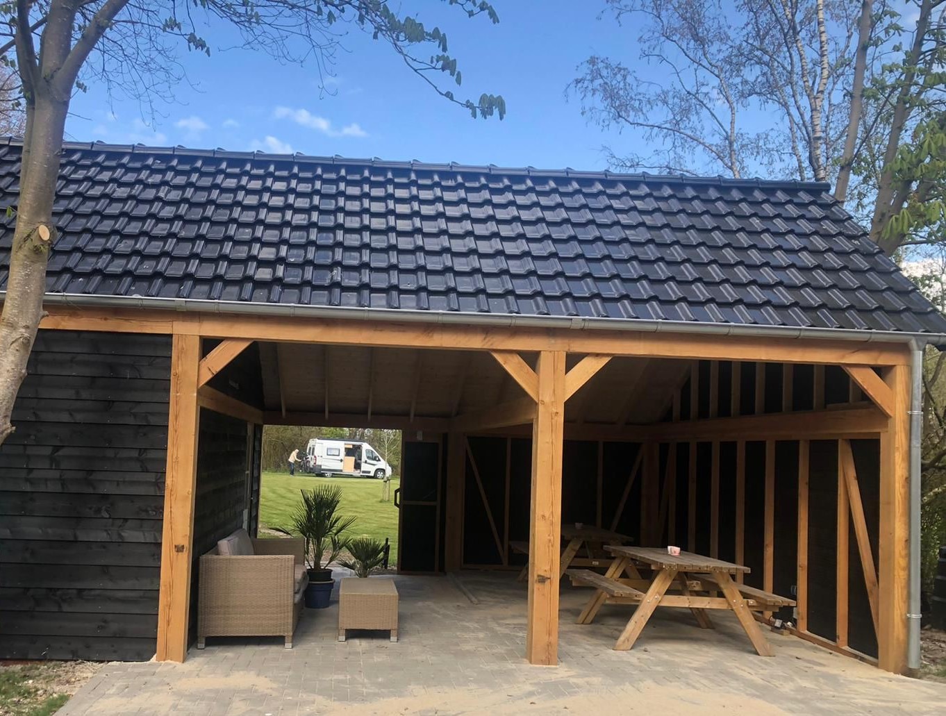 Overkapping met rustpunt op de camping