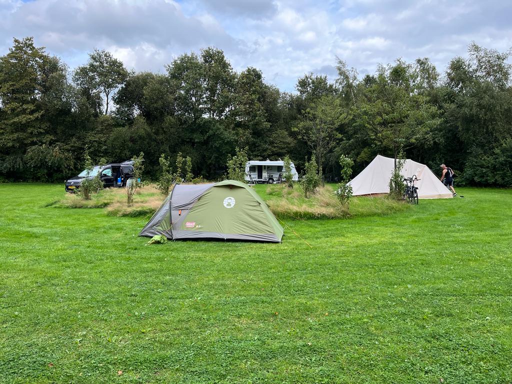 Knus en kleinschalig kamperen met ruime staanplaatsen