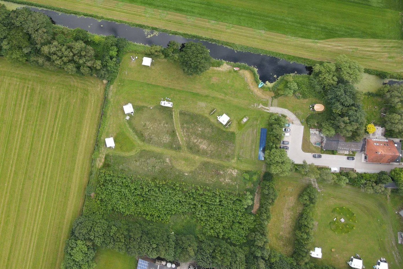 Kleinschalige natuurcamping met ruime kampeerplaatsen en viswater
