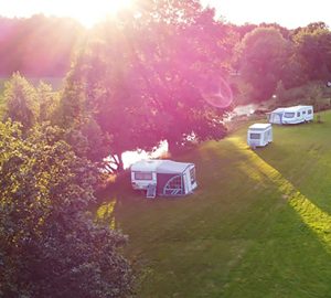 Ruime kampeerplaatsen op kleinschalige camping in de natuur